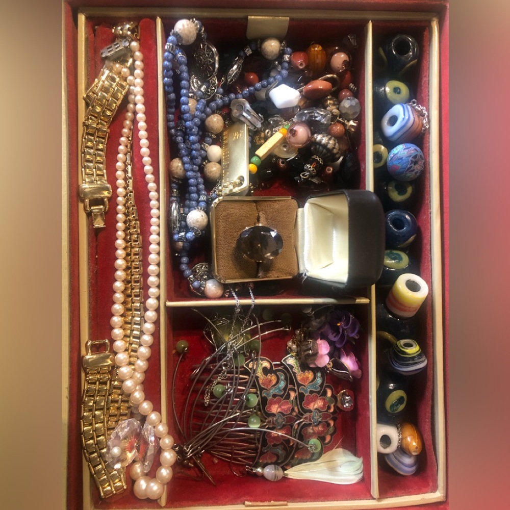 Jewellery box, vintage. Miscellaneous costume jewelry.